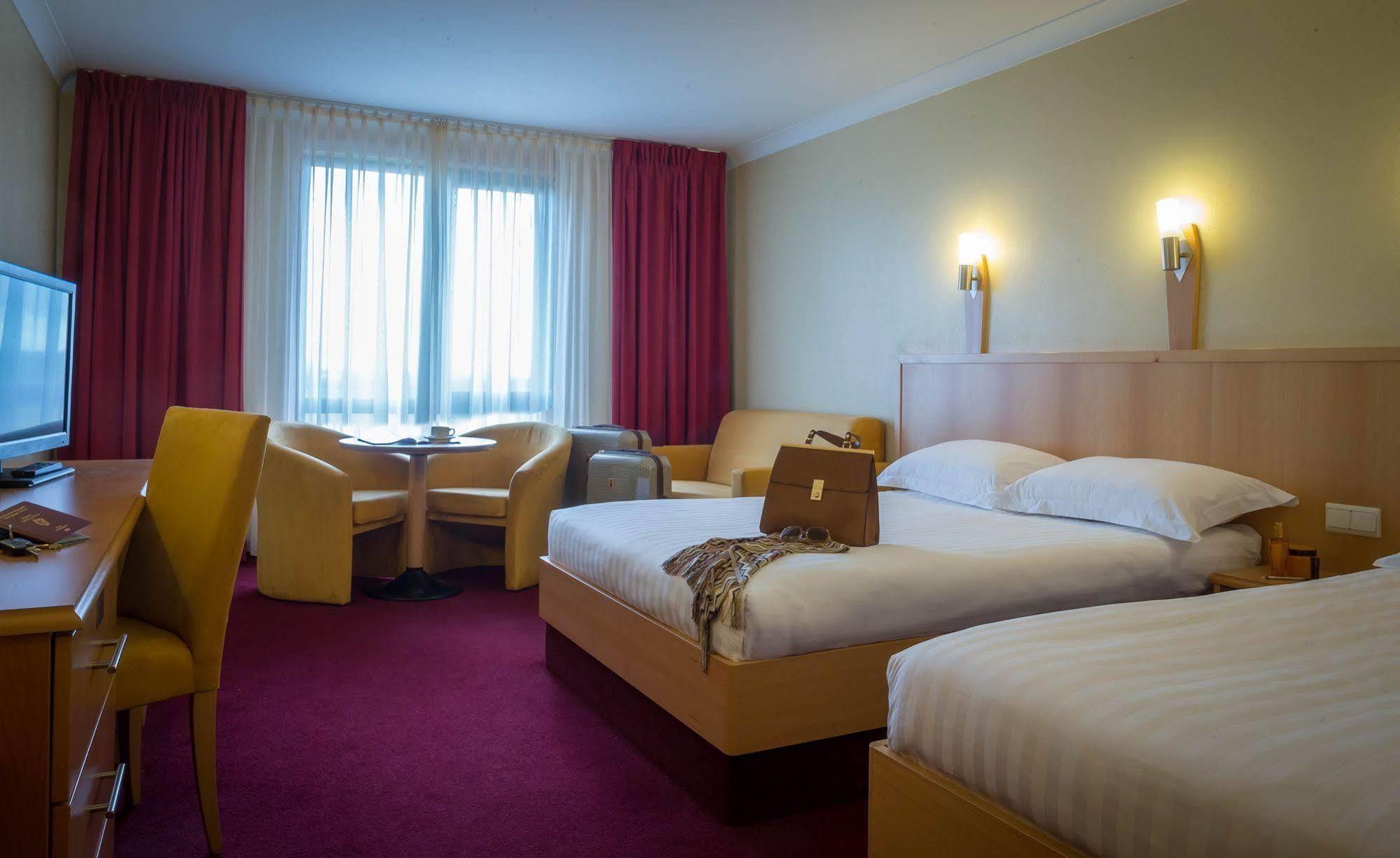 Clayton Hotel Лепардстаун Екстер'єр фото